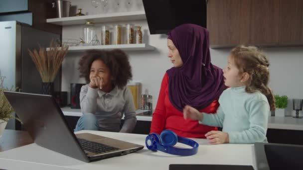 Kochający piękny arabski hidżab mama i dwa urocze elementarny wiek wielokulturowe córki bonding wewnątrz — Wideo stockowe