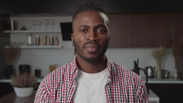 Snímek hlavy portrét pohledný africký Američan muž při pohledu s přátelským úsměvem uvnitř — Stock video