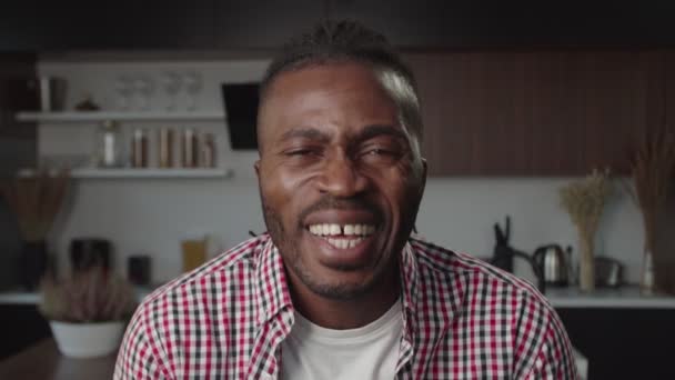 Porträt eines aufgeregten, gut aussehenden Schwarzen, der drinnen mit ansteckendem Lachen lacht. — Stockvideo