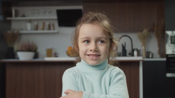 Πορτρέτο του χαριτωμένο κορίτσι στοιχειώδη ηλικία ψάχνει με toothy χαμόγελο στο εσωτερικό — Αρχείο Βίντεο