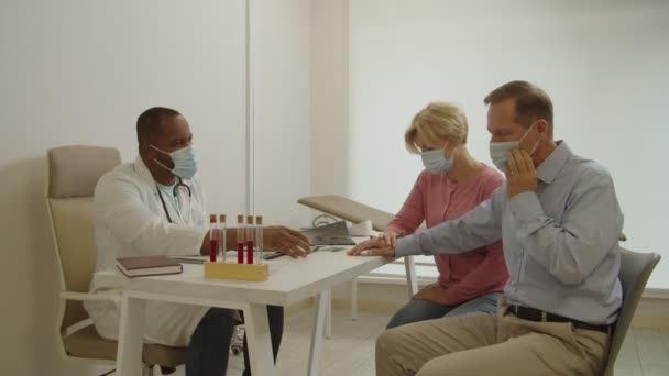 Reifer Mann mit Gesichtsmaske leidet an Atemwegsinfektion und besucht Arzt im Krankenhaus — Stockvideo