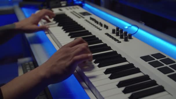 Primo piano delle mani del cantautore che suona sintetizzatore di tastiera, creando nuova canzone in studio musicale — Video Stock