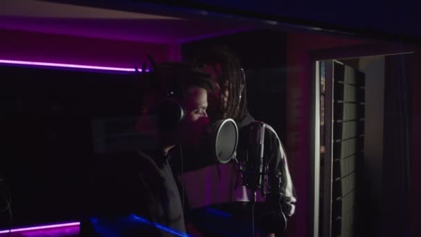 Knappe multi-etnische mannelijke hiphop artiesten gaan off beat tijdens de opname track in de muziekstudio — Stockvideo