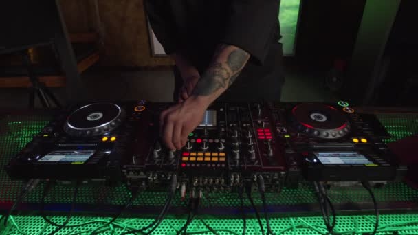 Close-up van DJ-handen mixen track op geluid mixer station op club deel — Stockvideo