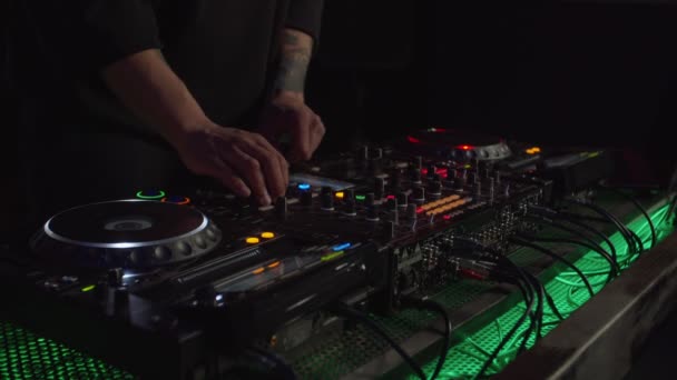 DJ mesa giratória console mixer controle com duas mãos no palco da boate concerto — Vídeo de Stock