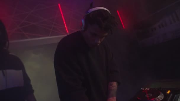 Moderno afroamericano dj que controla mezclador de sonido moderno durante la actuación en vivo en discoteca — Vídeos de Stock