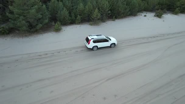 Vista aérea del vehículo todoterreno golpeando la arena al amanecer — Vídeos de Stock