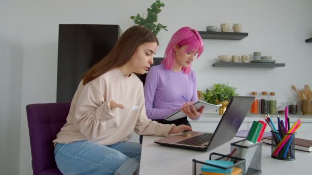 Studenti universitari femminili positive con laptop che studiano insieme in dormitorio — Video Stock