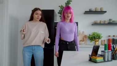 Yurttaki akıllı telefondan sosyal ağlar için video kaydeden olumlu güzel kadınlar