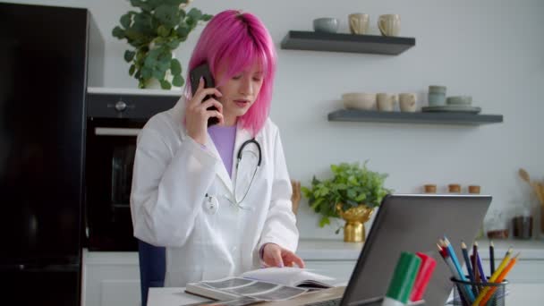 Kobieta lekarz z USG udzielanie porad medycznych do pacjenta za pomocą telefonu — Wideo stockowe