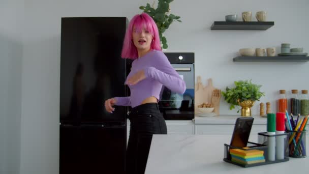 Bekymmersfri trendig härlig rosa hår kvinnlig inspelning video på mobiltelefon hemma — Stockvideo