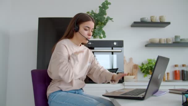 Wanita cantik dengan anomali kelahiran di headset memberikan dukungan pelanggan online di dalam ruangan — Stok Video