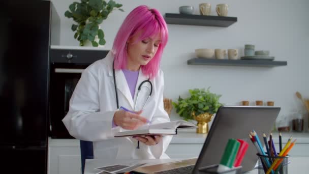 Pretty studentka medycyny doradztwo online z profesorem o diagnozie — Wideo stockowe