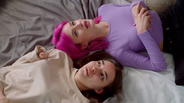 Vista aérea de la mujer con anomalía congénita y amigos acostados cabeza a cabeza en la cama — Vídeo de stock