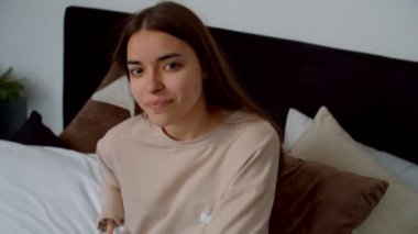 Hareket kabiliyeti zayıf gülümseyen güzel bir kadının portresi.