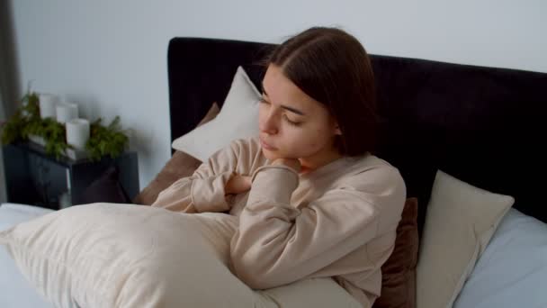 Zdenerwowany piękny młody kobieta z urodzenia ręce anomalia przytulanie poduszki w domu — Wideo stockowe