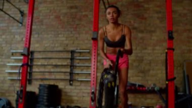 Spor salonundaki dövüş halatları antrenmanı sırasında aktif spor oldukça Afrikalı bir kadın.