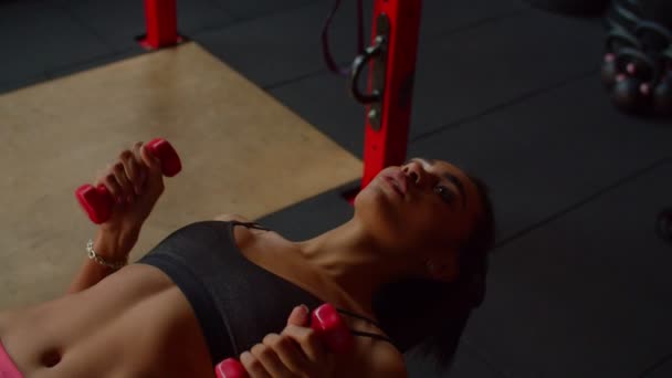 Lovely κίνητρο σπορ γυμναστήριο μαύρο θηλυκό άσκηση dumbbell πάγκο Τύπου — Αρχείο Βίντεο