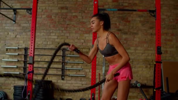 Determinato sportivo fitness donna africana americana che si esercita con corde da battaglia — Video Stock