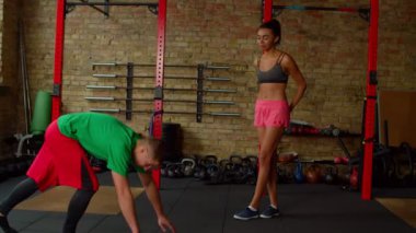 Spor hocası, sağlık kulübüne uygun bir kadın bulmak için egzersiz yapıyor.