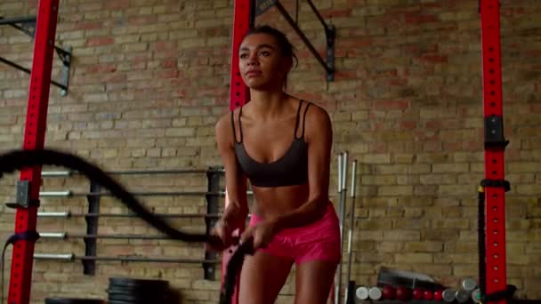 Sporty ταιριάζει υπέροχη αφροαμερικανή γυναίκα εργάζονται με σχοινιά μάχης στο γυμναστήριο — Αρχείο Βίντεο