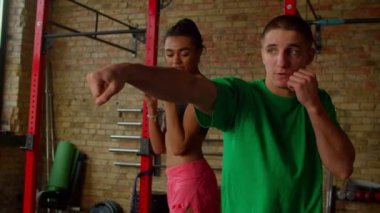 Afro-Amerikan kadın boks antrenörüyle yumruk antrenmanı.