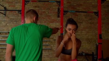 Kararlı atletik siyah kadın boksör antrenman tekniği.