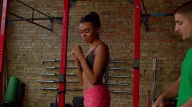 Koçla boks teknikleri uygulayan aktif Afrikalı Amerikalı bayan boksör.