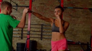 Odaklanmış Afrikalı kadın dövüşçünün portresi. Bir iki kombinasyon fırlatıyor.