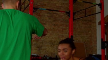 Eğitmenle hoplayıp zıplayan kararlı Afrikalı kadın dövüşçünün portresi