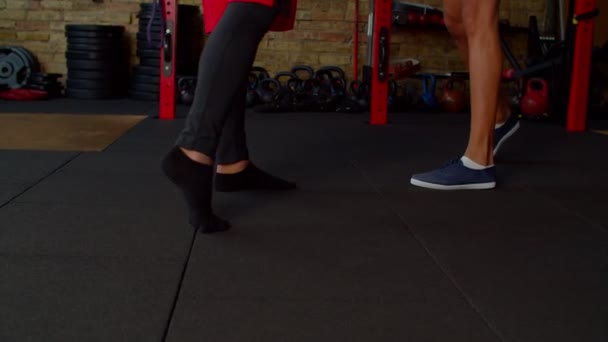 Gros plan de diverses jambes d'athlètes effectuant des travaux de pieds pendant l'entraînement de boxe — Video
