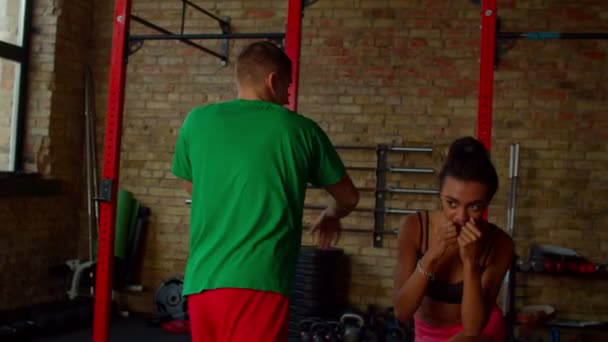 Motivierte, sportlich fitte afroamerikanische Boxerin trainiert mit Trainer — Stockvideo