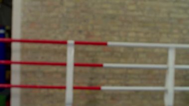 Boks eldivenlerinin birbirine vurması ringdeki sportmenliği simgeliyor.