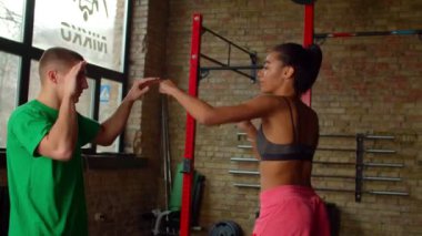 Motive olmuş Afro-Amerikan kadın atlet tekniğinin portresi.