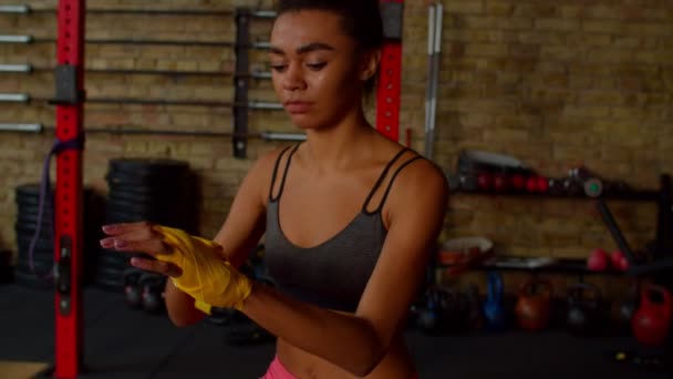 Визначення спортивного підходу афро-американська жінка боксер готується до бою — стокове відео