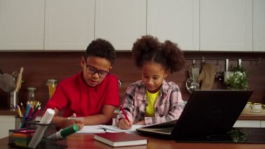 Hoş, pozitif okul çağında, Afrikalı Amerikalı kardeşlerin evde internetten öğrendikleri