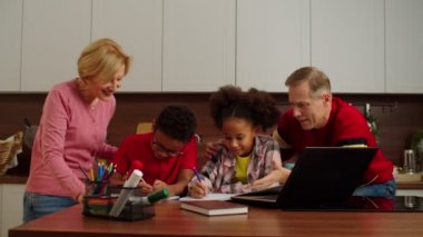 Büyükbabaları ve çok ırklı okul çağındaki torunlarını seviyorlar.