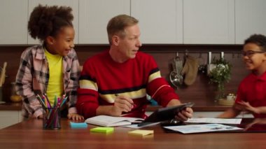 Çok kültürlü, sevimli torunları seven mutlu büyükbabayı kucaklayan.