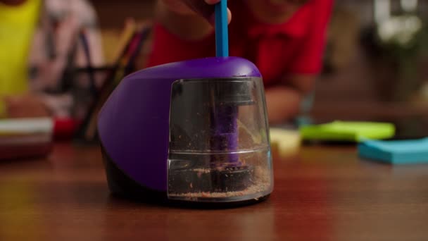 Close-up of electric pencil sharpener sharpening pencil — Stockvideo