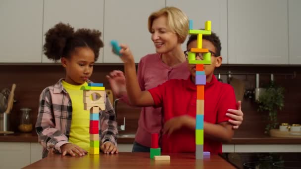 Aufgeregt süße multiethnische Kinder und Oma haben Spaß beim Spielen zu Hause — Stockvideo