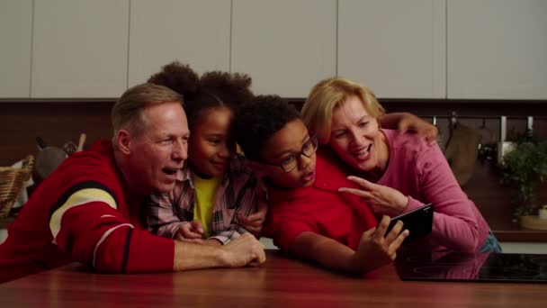 Mutlu büyükanne ve büyükbaba ve çok ırklı çocuklar içeride selfie çekimleri için poz veriyorlar. — Stok video
