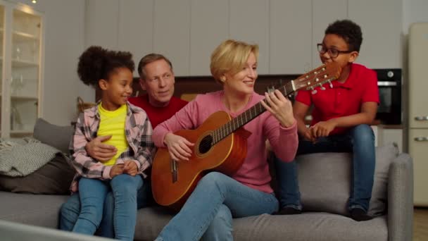 Familia multigeneracional feliz con niños multiétnicos disfrutando del ocio en casa — Vídeo de stock