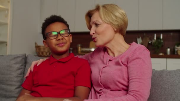 Pozitivní babička a roztomilý preadolescent multiracial chlapec přátelský chatování — Stock video