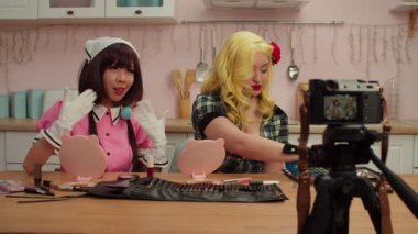 Çok ırklı güzellik blogcuları Cosplay makyaj dersinde canlı yayında