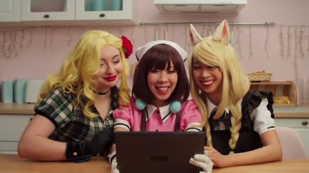 Mulheres alegres multirraciais cosplayers com tablet pc videoconferência online — Vídeo de Stock