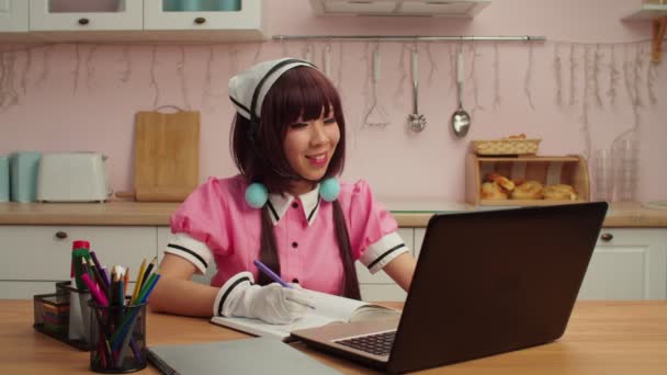 Affascinante donna asiatica in costume da cameriera cosplay videoconferenza online a casa — Video Stock