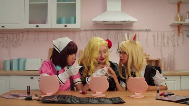 Allegro donne piuttosto multirazziali cosplayers discutere e testare cosmetici — Video Stock