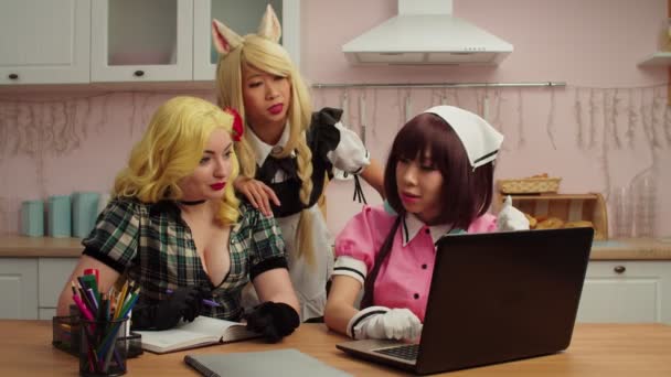 Ganska olika multietniska kvinnor i cosplay kostymer diskuterar prestanda — Stockvideo