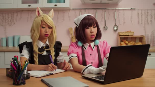 可爱的亚洲女同，在家里有笔记本电脑计划的共同游戏表演 — 图库视频影像
