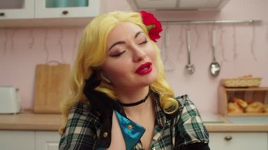 Çizgi roman kostümü giymiş rahat, güzel bir bayan oyuncu içeride müzikten hoşlanıyor.